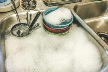 This Is Why You Shouldn’t Soak Your Dishes in the Sink Overnight