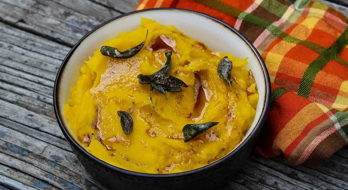 delicious-roasted-acorn-squash-with-cayenne-pepper-butter-and-maple-syrup