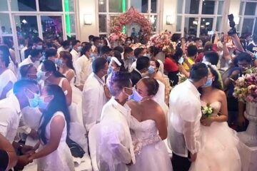 Due to Fear from Coronavirus, more than 200 Couples Wear Masks on their Wedding Day