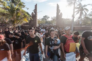An Important Day for Bali: 12,500 People Gather for the Biggest Beach Cleanup