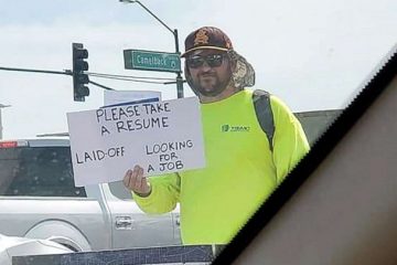 Laid Off Dad Gets Hundreds of Job Offers after Handing Out Resumes on the Street