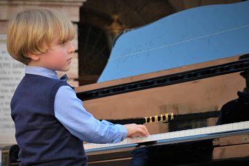 5-Year-Old Italian Piano Prodigy Leaves Crowd in Awe during His Rendition of Mozart