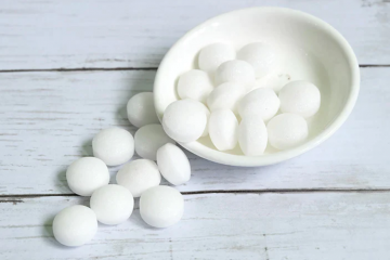 My Grandmother’s Secret: Mix Fabric Softener with Mothballs & Clean Every Cupboard in Your House