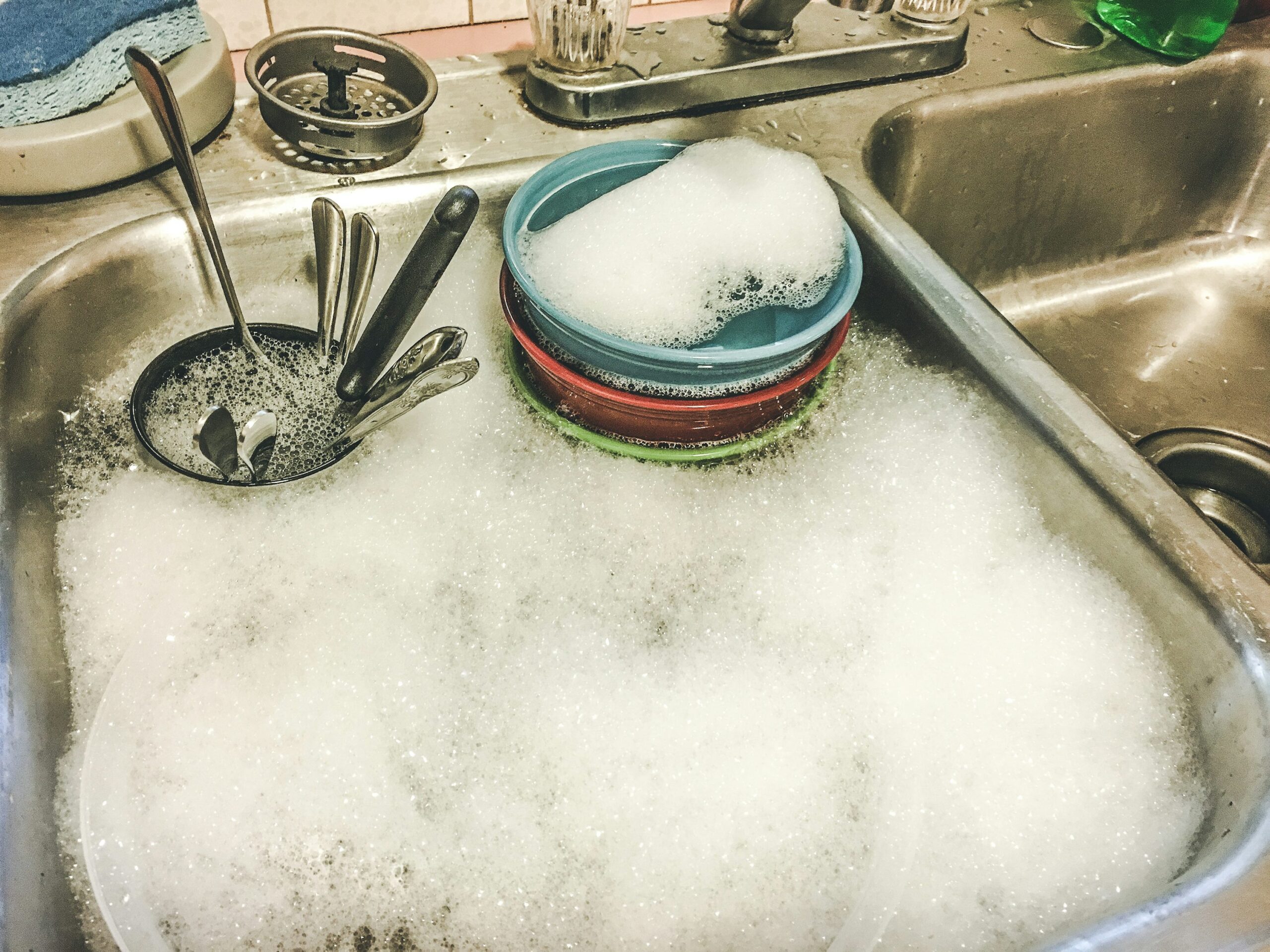 This Is Why You Shouldn’t Soak Your Dishes in the Sink Overnight